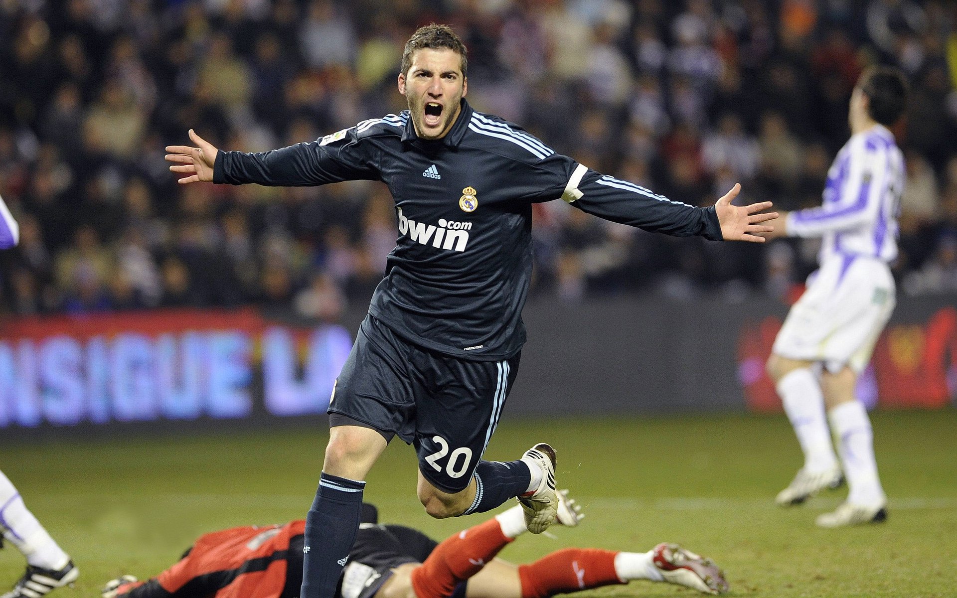 双重奏鸣,拜仁险境中的意志与罗德里领衔的战术完胜